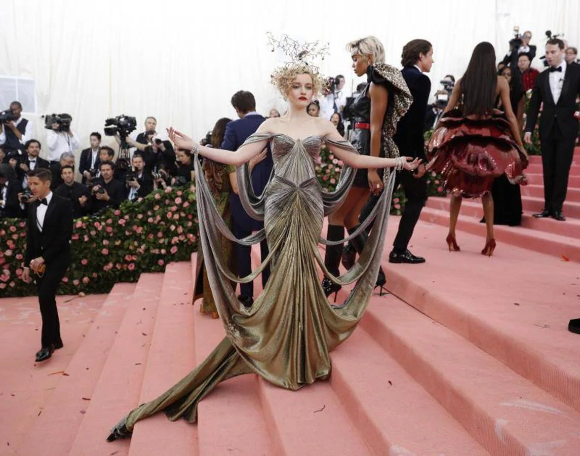 Julia Garner, modelo y actriz, posando a la entrada de la gala. 