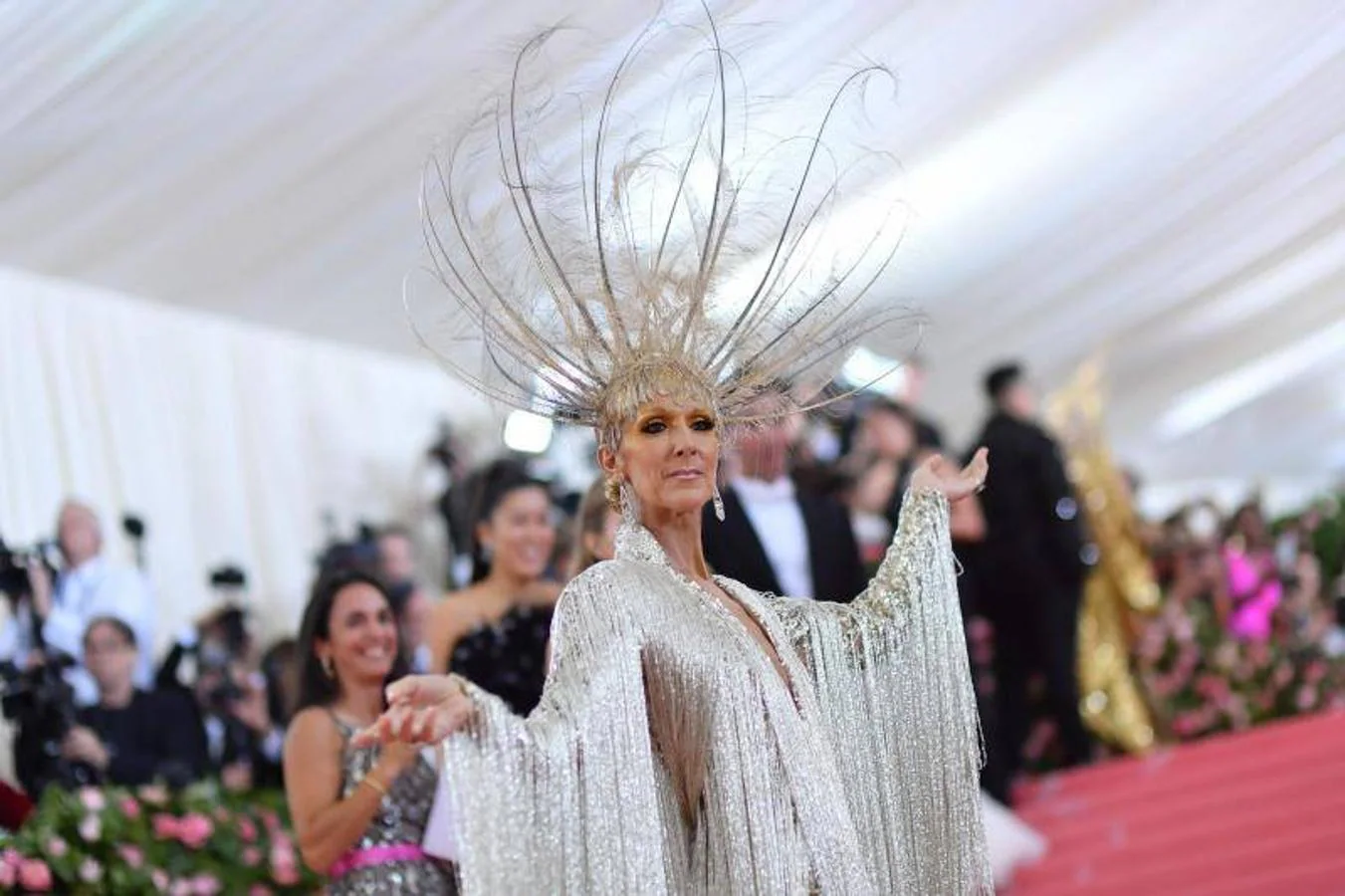 Céline Dion luciendo un vestido con flecos plateados. 