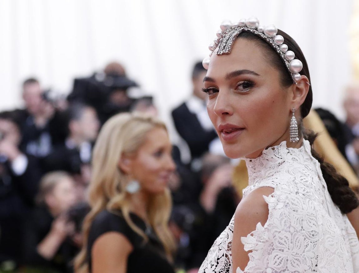 Gal Gadot. Ostentosa y carismática, la modelo y actriz israelí iba inmersa en joyas de platino de Tiffany &amp; Co