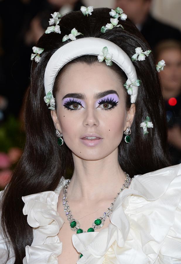 Lilly Collins. Su conjunto joyero de Cartier fue el más lujoso de la noche. Destacaba la gargantilla Magnitude High Jewelry con esmeraldas, cristal de roca, ónix, laca negra y diamantes engastados en platino. Lucía los pendientes Magnitude High Jewelry con esmeraldas, cristal de roca, ónix y diamantes engastados en platino de la misma firma