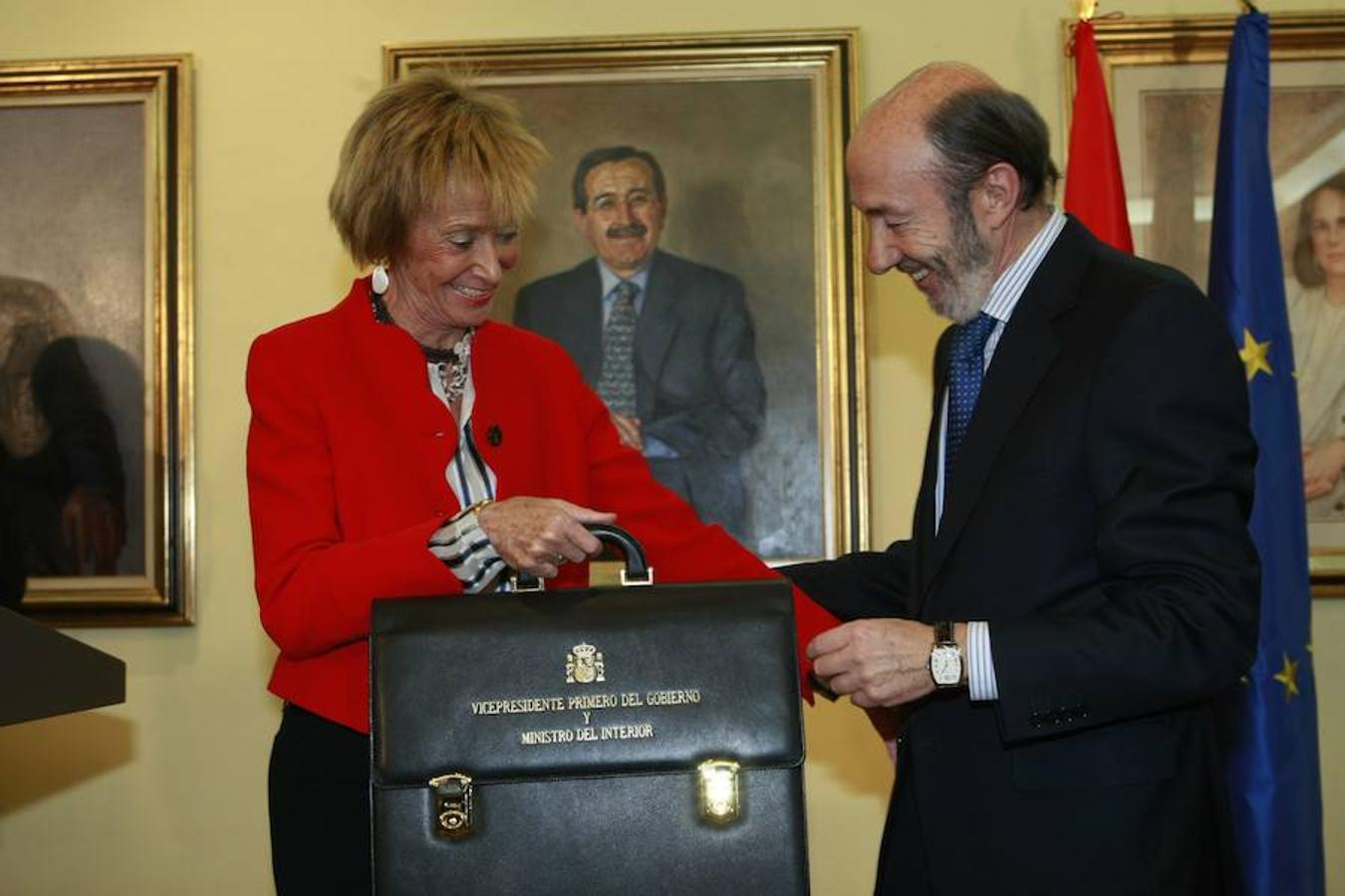 María Teresa Fernández de la Vega traspasó sus poderes a Alfredo Pérez Rubalcaba y Ramón Jáuregui en 2010. 