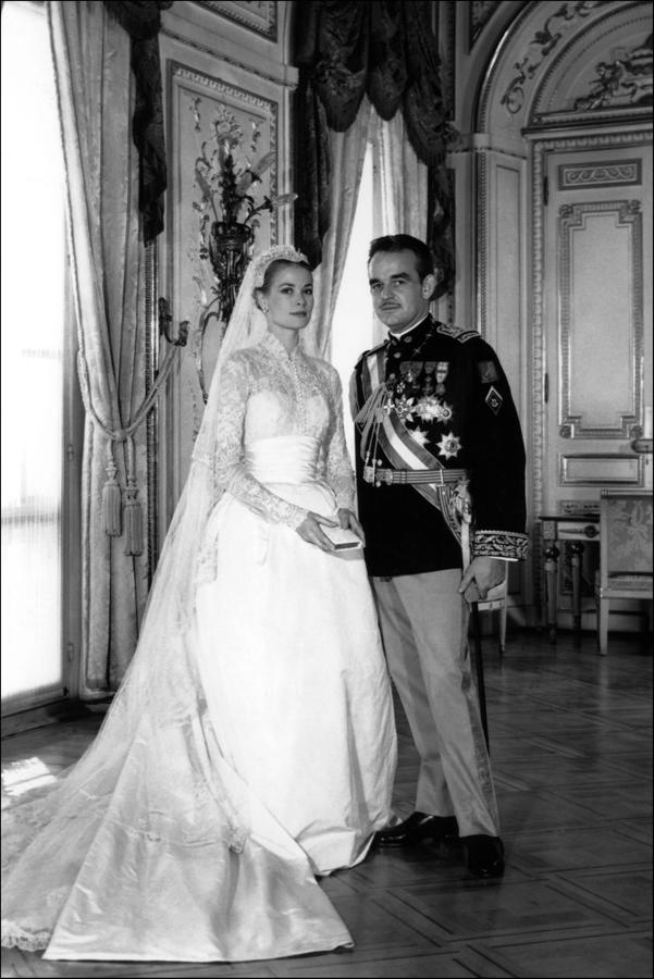Grace Kelly. El enlace entre la actriz y el príncipe Rainiero III tuvo lugar en 1956 y fue la boda más esperada de la época. Ella llevaba un lujoso vestido de seda de Helen Rose cuyo precio ascendía a 60.000 euros