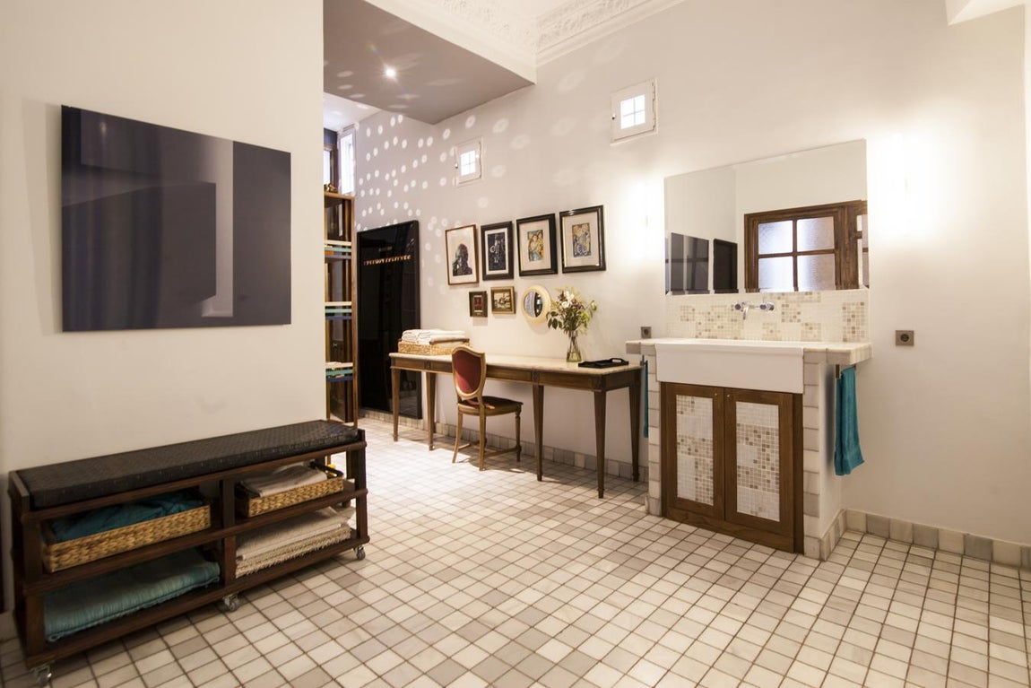 Sol: 2.300.000 €. El el piso hay tres enormes dormitorios, uno de ellos con un cuarto de baño de gran tamaño y un vestidor. Las proporciones de las tres habitaciones son muy amplias, en especial la suite principal