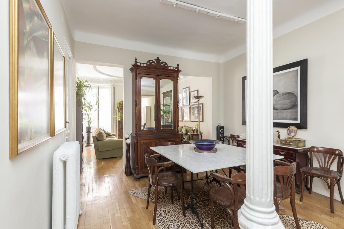 Justicia: 895.000 €. Este inmueble se encuentra a una calle de la Gran Vía, la espina dorsal madrileña que aúna cultura, historia y comercio. La reforma ha respetado la esencia original del edificio: techos altos con molduras de escayola, pomos y tiradores de la época, radiadores originales de fundición y vidrieras aplomadas con contraventanas de madera en los balcones