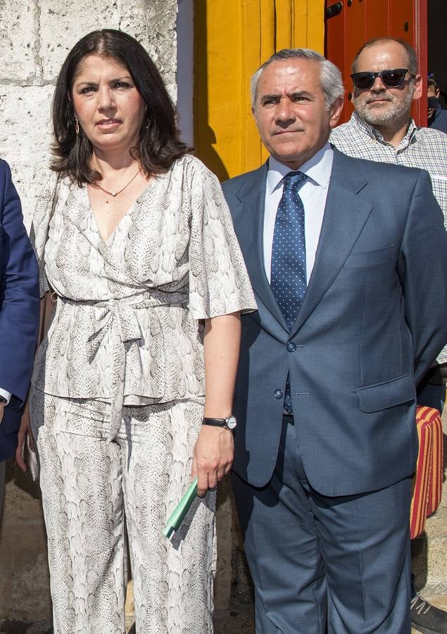 El Hermano Mayor del Rocio de Triana, Federico Flores, con Eva Camiña