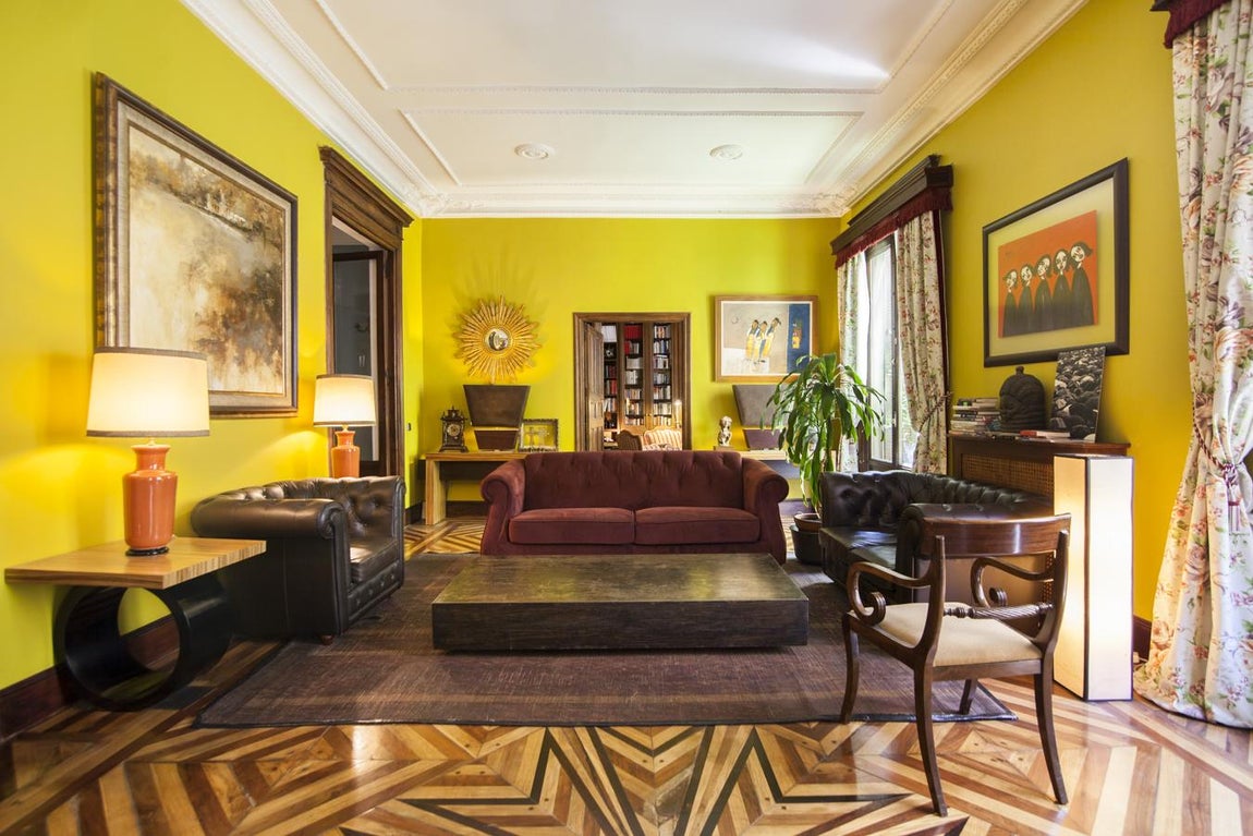 Sol: 2.300.000 €. Un inmueble que entusiasmará a los amantes de la arquitectura: lo construyó Agustín Ortiz Villajos en el año 1629 y fue rehabilitado íntegramente en el S.XIX. La historia de Madrid puede leerse en sus rincones, tiene entrada de caballerizas, un indicativo de estatus: significa que sus primeros propietarios fueron una familia muy distinguida