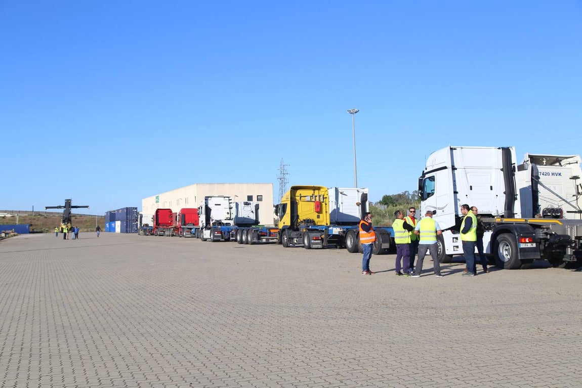FOTOS: Llega el primer tren de Madrid con 33 vagones con destino el Puerto de Cádiz