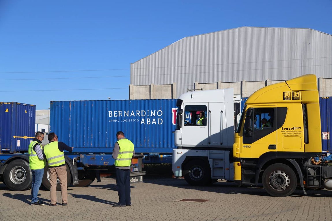 FOTOS: Llega el primer tren de Madrid con 33 vagones con destino el Puerto de Cádiz