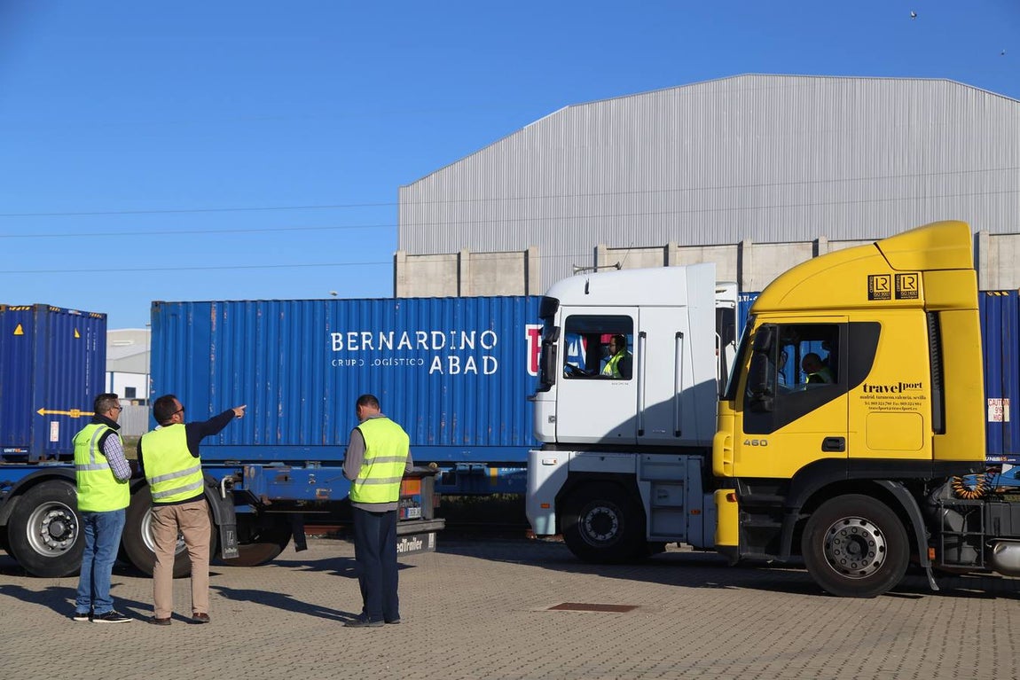 FOTOS: Llega el primer tren de Madrid con 33 vagones con destino el Puerto de Cádiz