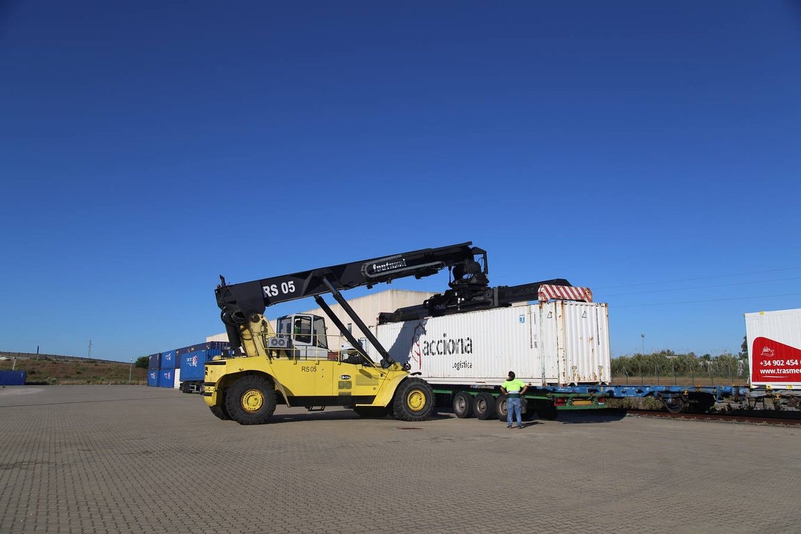 FOTOS: Llega el primer tren de Madrid con 33 vagones con destino el Puerto de Cádiz