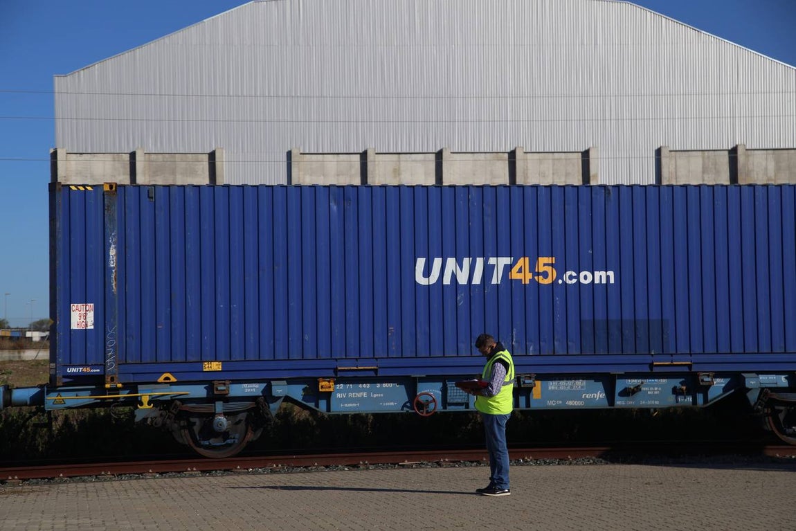 FOTOS: Llega el primer tren de Madrid con 33 vagones con destino el Puerto de Cádiz