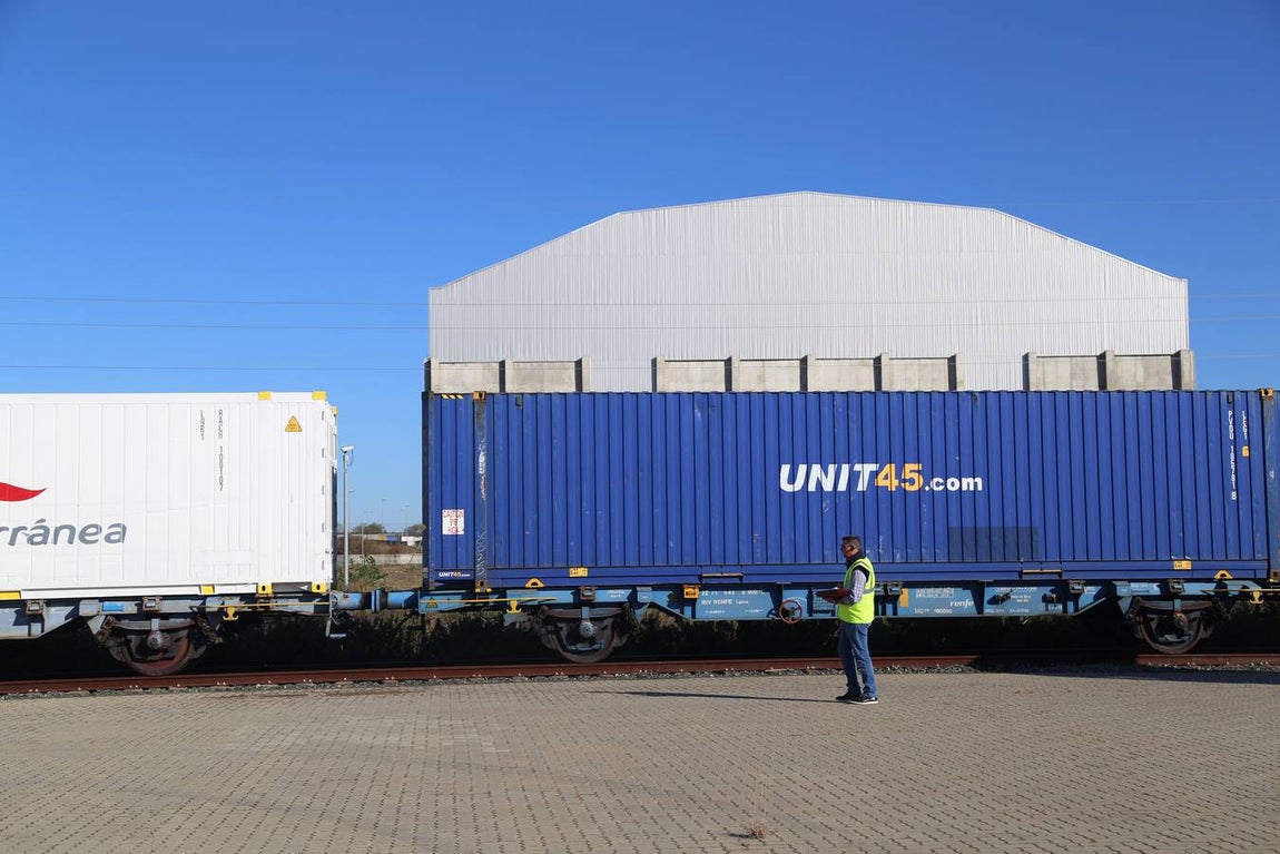 FOTOS: Llega el primer tren de Madrid con 33 vagones con destino el Puerto de Cádiz
