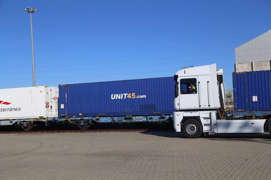 FOTOS: Llega el primer tren de Madrid con 33 vagones con destino el Puerto de Cádiz