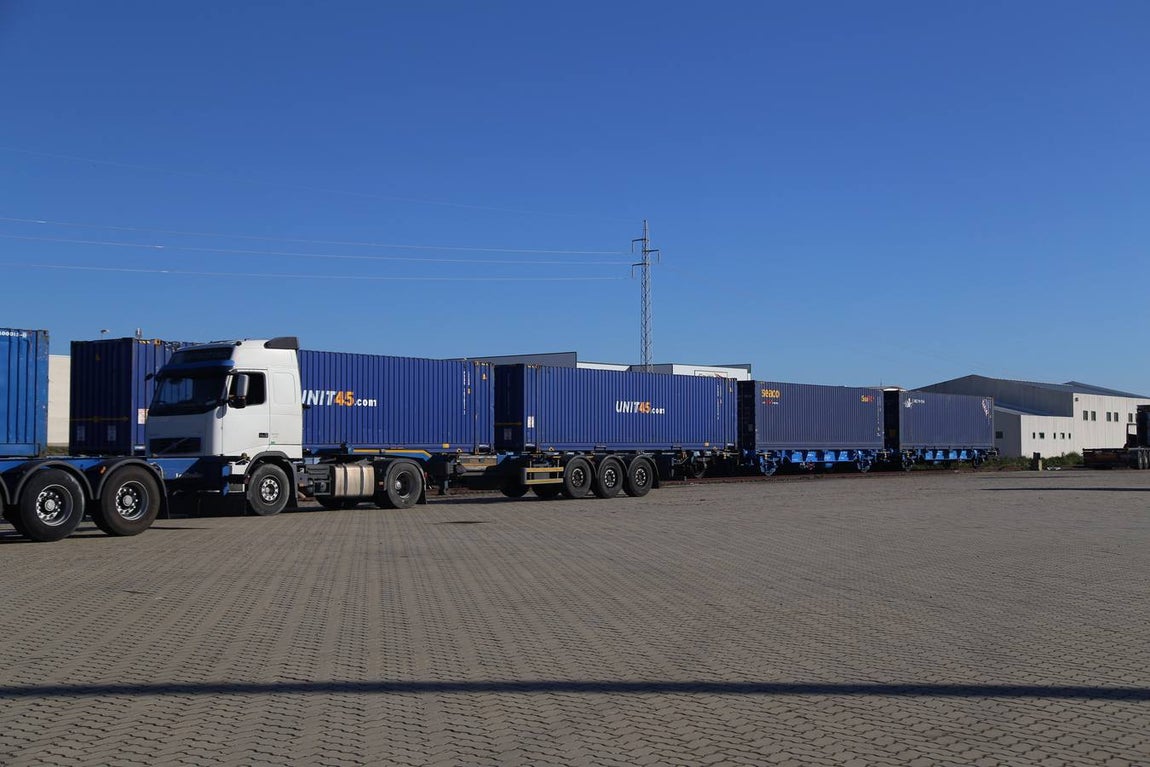 FOTOS: Llega el primer tren de Madrid con 33 vagones con destino el Puerto de Cádiz