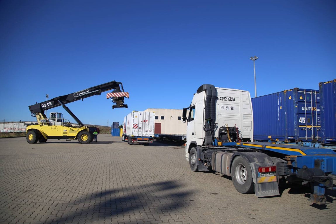 FOTOS: Llega el primer tren de Madrid con 33 vagones con destino el Puerto de Cádiz