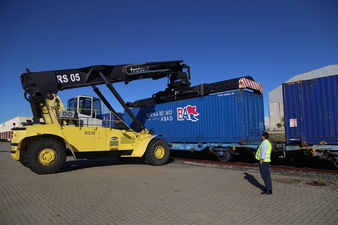 FOTOS: Llega el primer tren de Madrid con 33 vagones con destino el Puerto de Cádiz