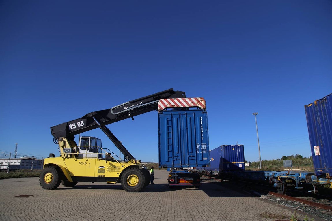 FOTOS: Llega el primer tren de Madrid con 33 vagones con destino el Puerto de Cádiz