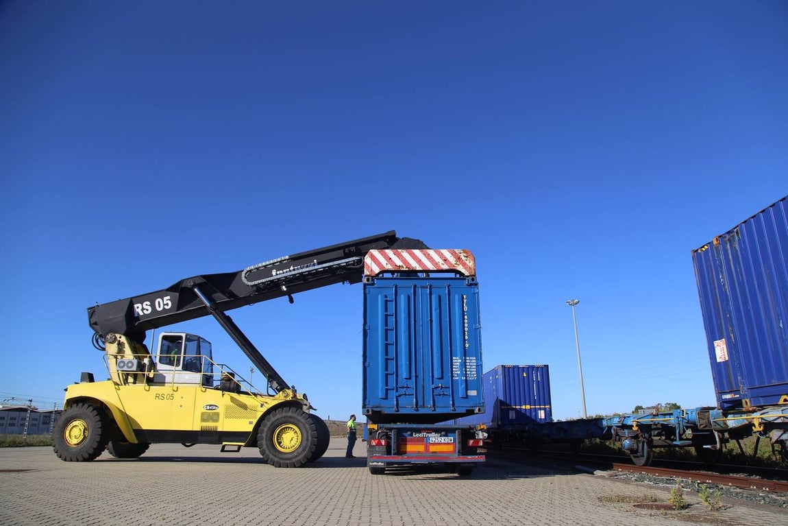 FOTOS: Llega el primer tren de Madrid con 33 vagones con destino el Puerto de Cádiz