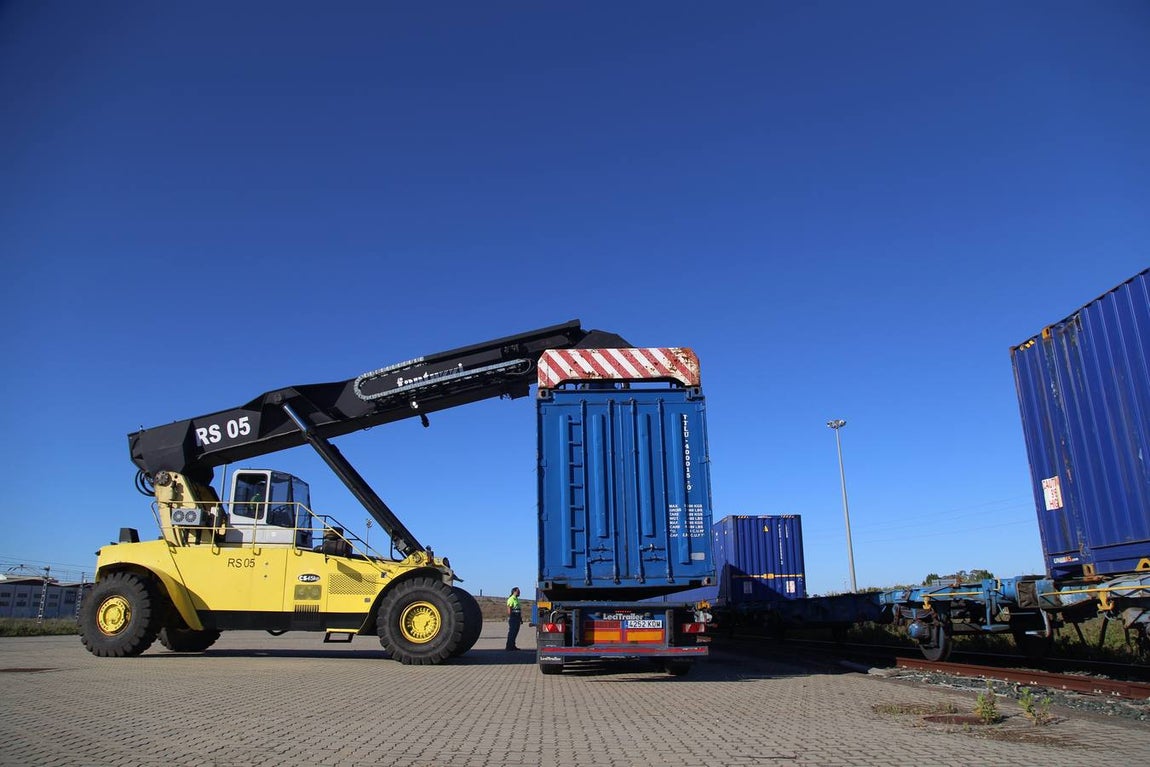 FOTOS: Llega el primer tren de Madrid con 33 vagones con destino el Puerto de Cádiz