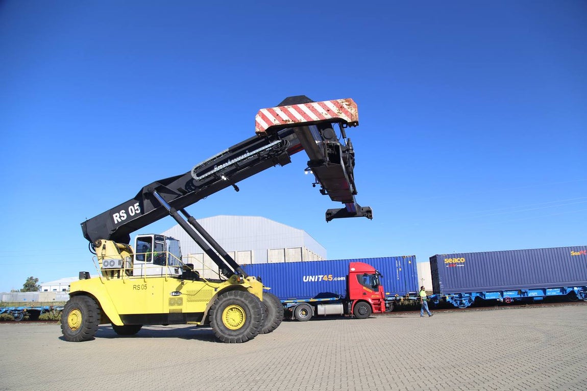 FOTOS: Llega el primer tren de Madrid con 33 vagones con destino el Puerto de Cádiz