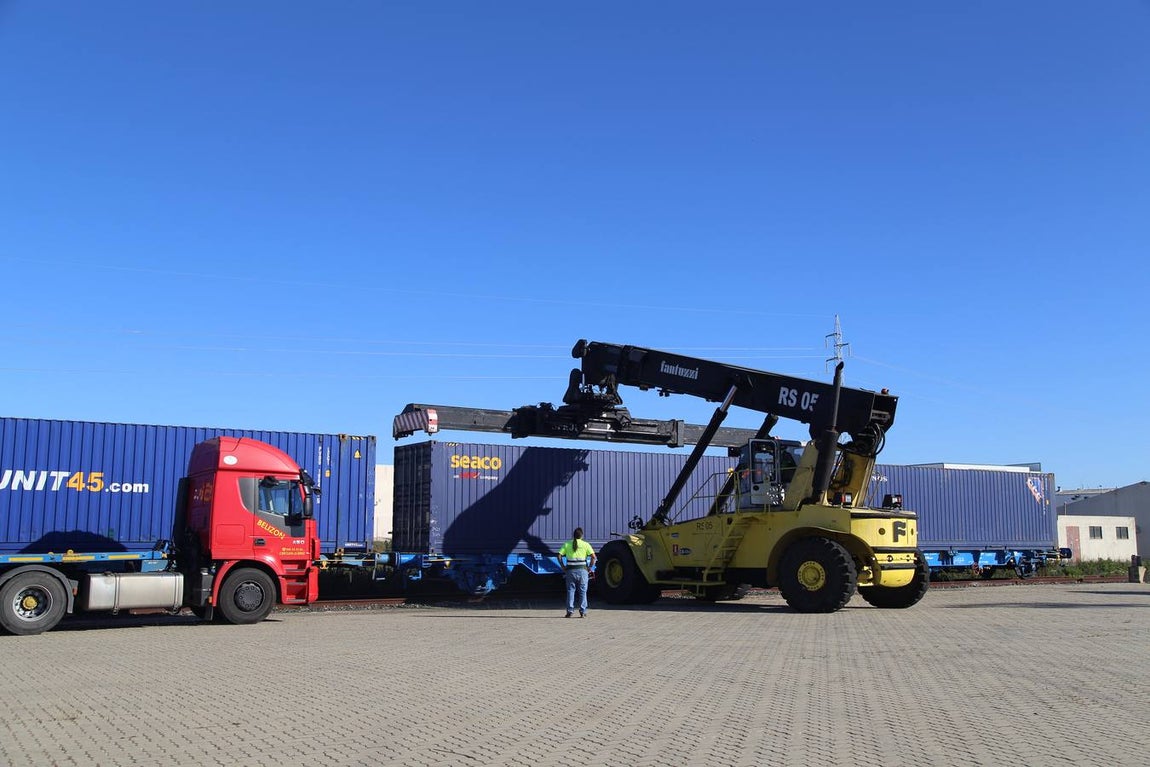 FOTOS: Llega el primer tren de Madrid con 33 vagones con destino el Puerto de Cádiz
