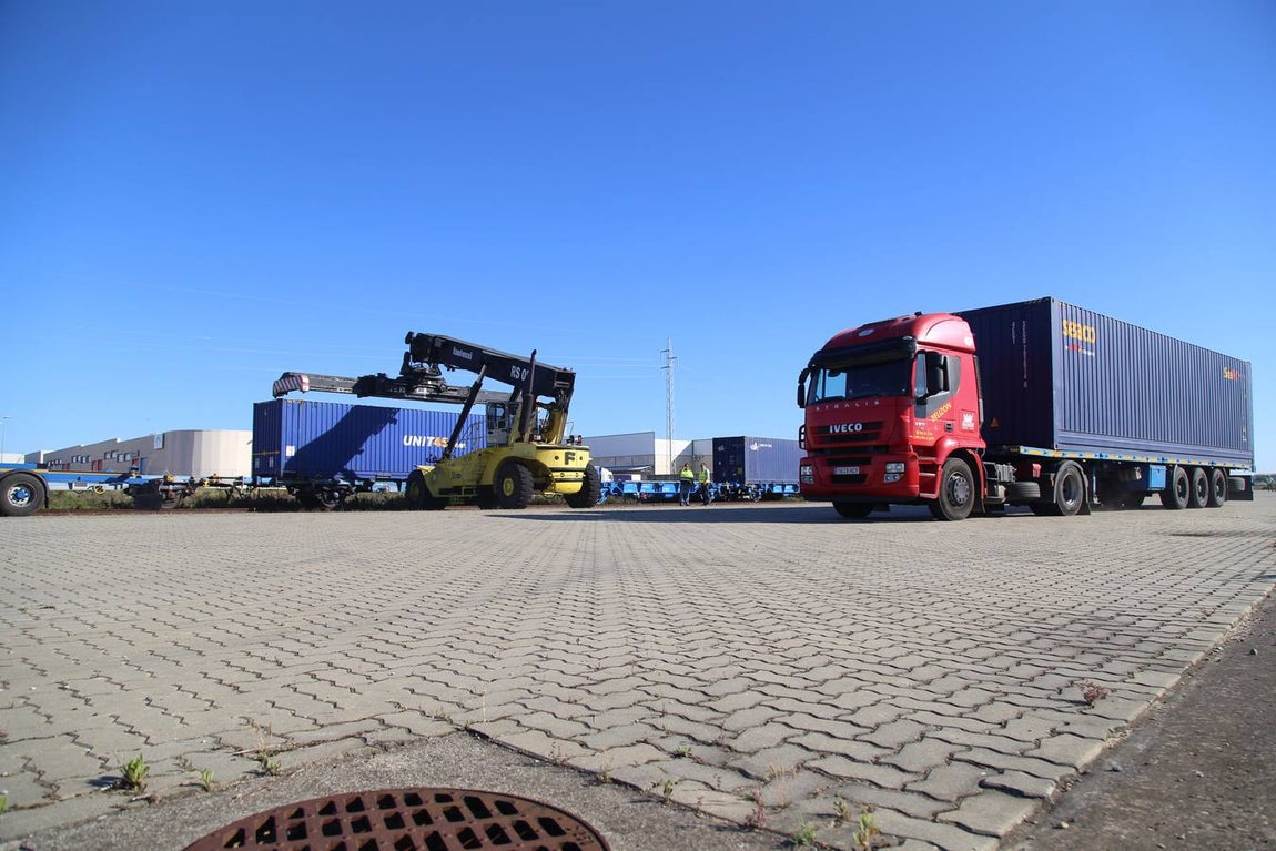 FOTOS: Llega el primer tren de Madrid con 33 vagones con destino el Puerto de Cádiz