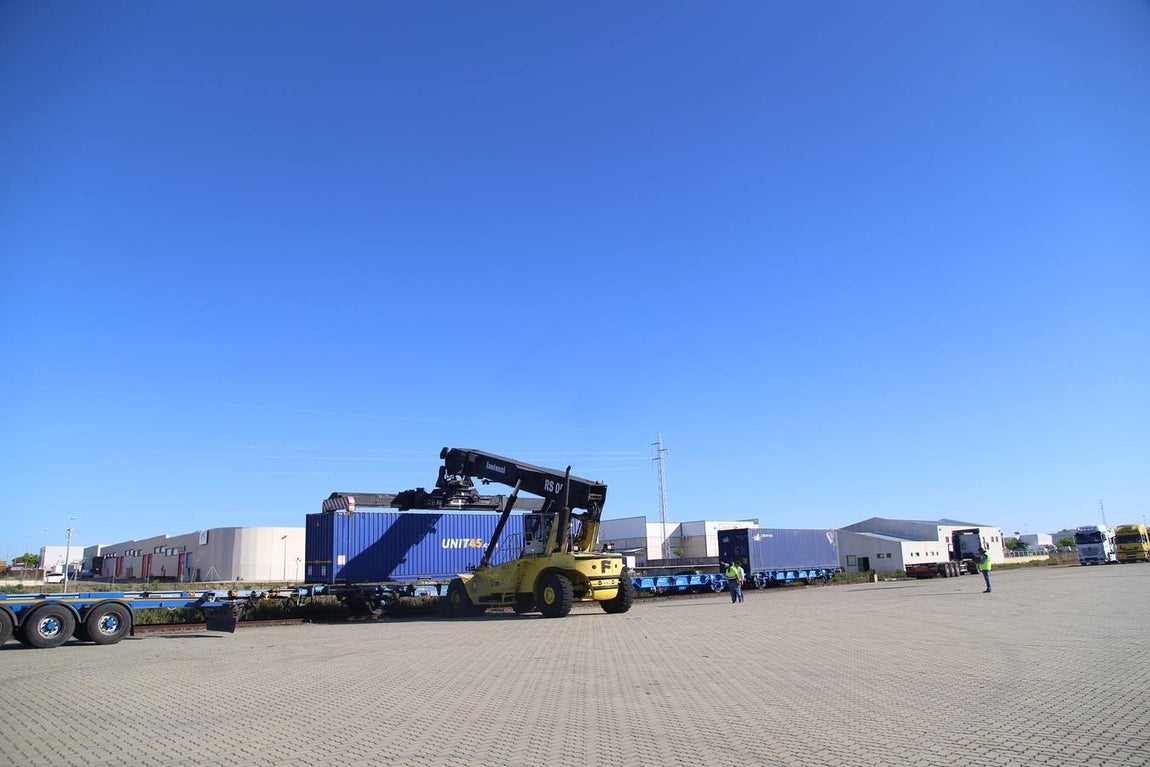 FOTOS: Llega el primer tren de Madrid con 33 vagones con destino el Puerto de Cádiz