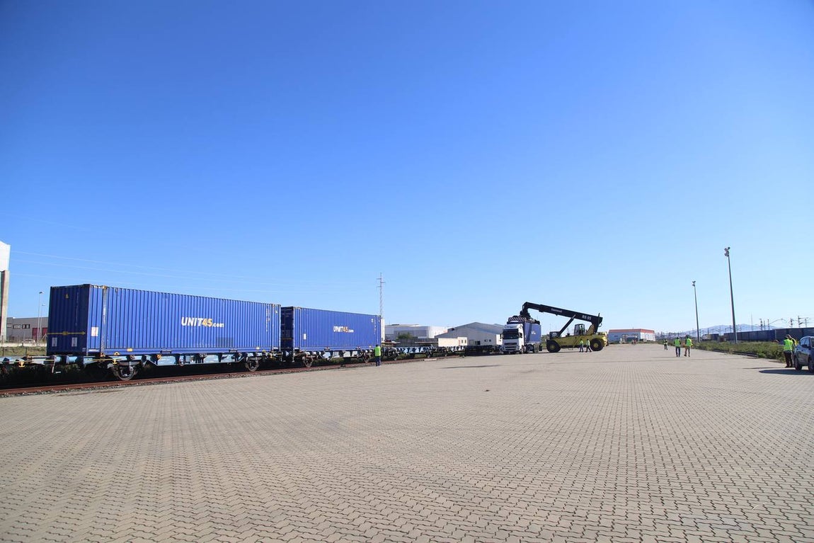 FOTOS: Llega el primer tren de Madrid con 33 vagones con destino el Puerto de Cádiz
