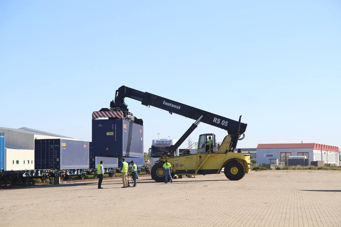 FOTOS: Llega el primer tren de Madrid con 33 vagones con destino el Puerto de Cádiz