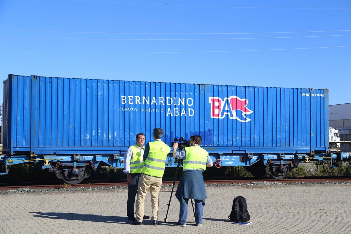 FOTOS: Llega el primer tren de Madrid con 33 vagones con destino el Puerto de Cádiz