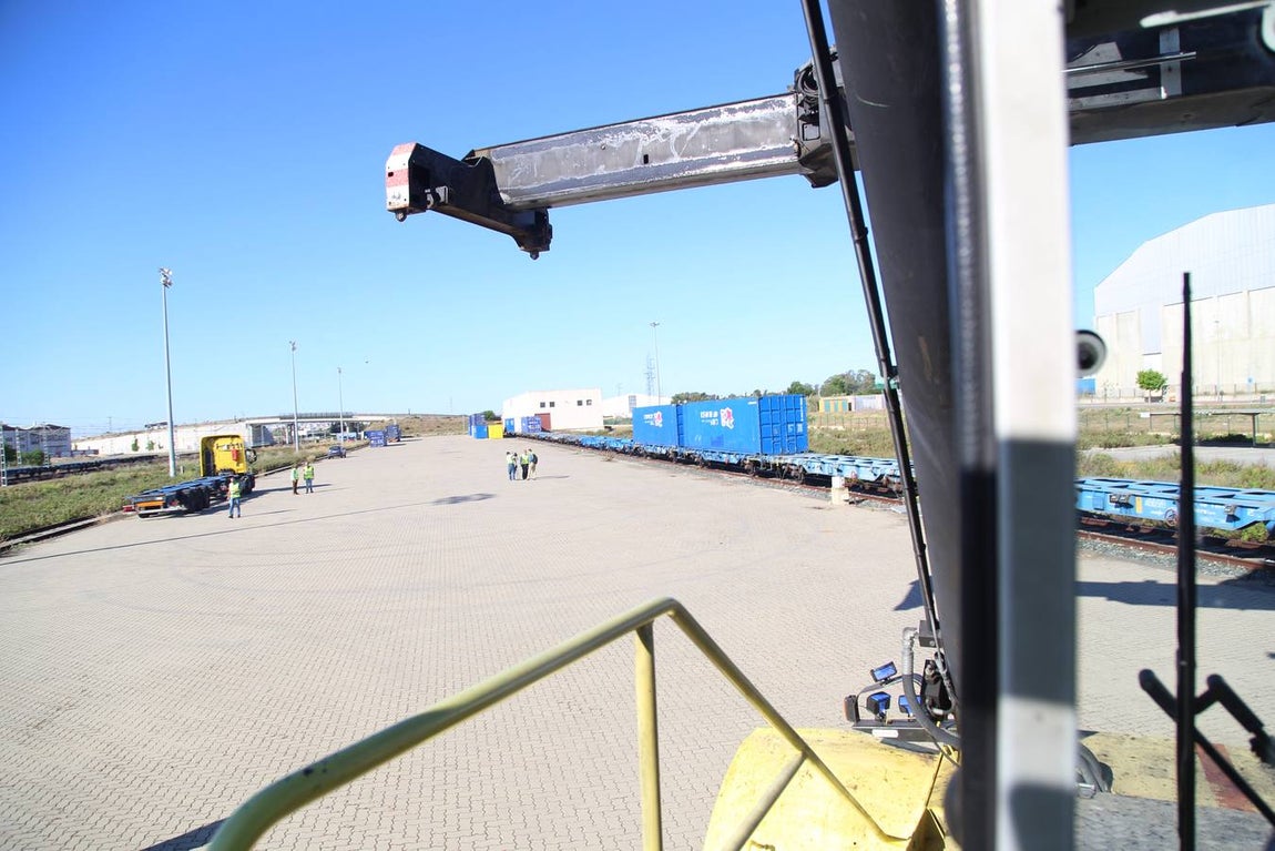 FOTOS: Llega el primer tren de Madrid con 33 vagones con destino el Puerto de Cádiz