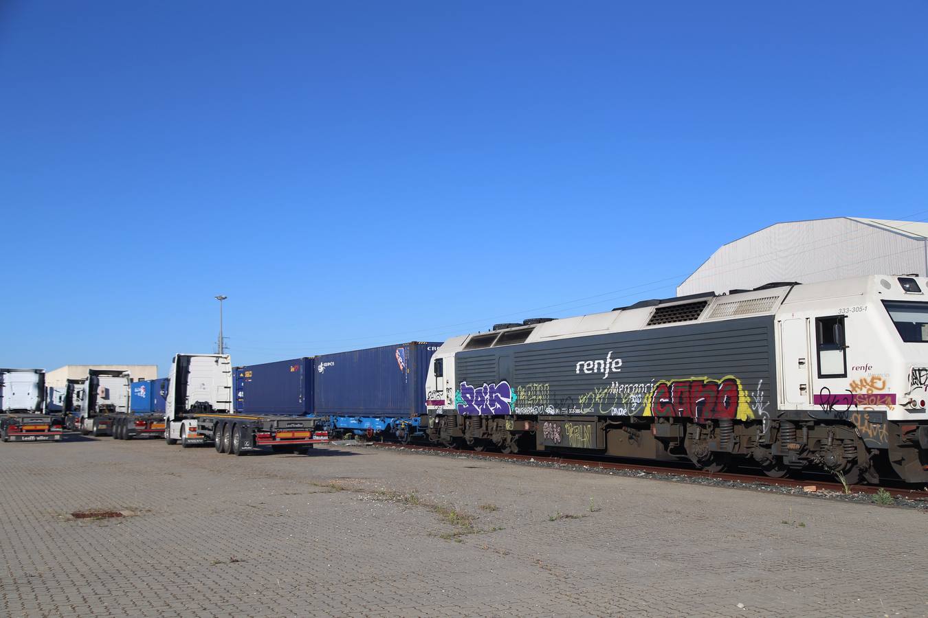 FOTOS: Llega el primer tren de Madrid con 33 vagones con destino el Puerto de Cádiz