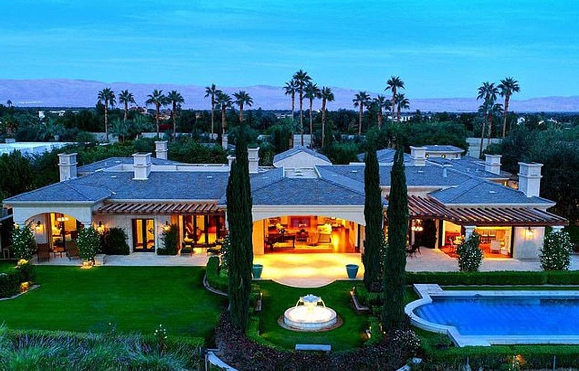 Nueva vivienda de Kim Kardashian y Kanye West. La lista de excentricidades de la familia West Kardashian solo va en aumento. Kim Kardashian y Kanye West, que hace un par de meses compraron un lujoso apartamento en Miami y devolvieron a las pocas semanas por la falta de privacidad de la que gozaban, acaban de hacer otra millonaria compra. Pero esta vez no se trata de un apartamento en primera línea de playa, sino de una mansión en Palm Springs, California.