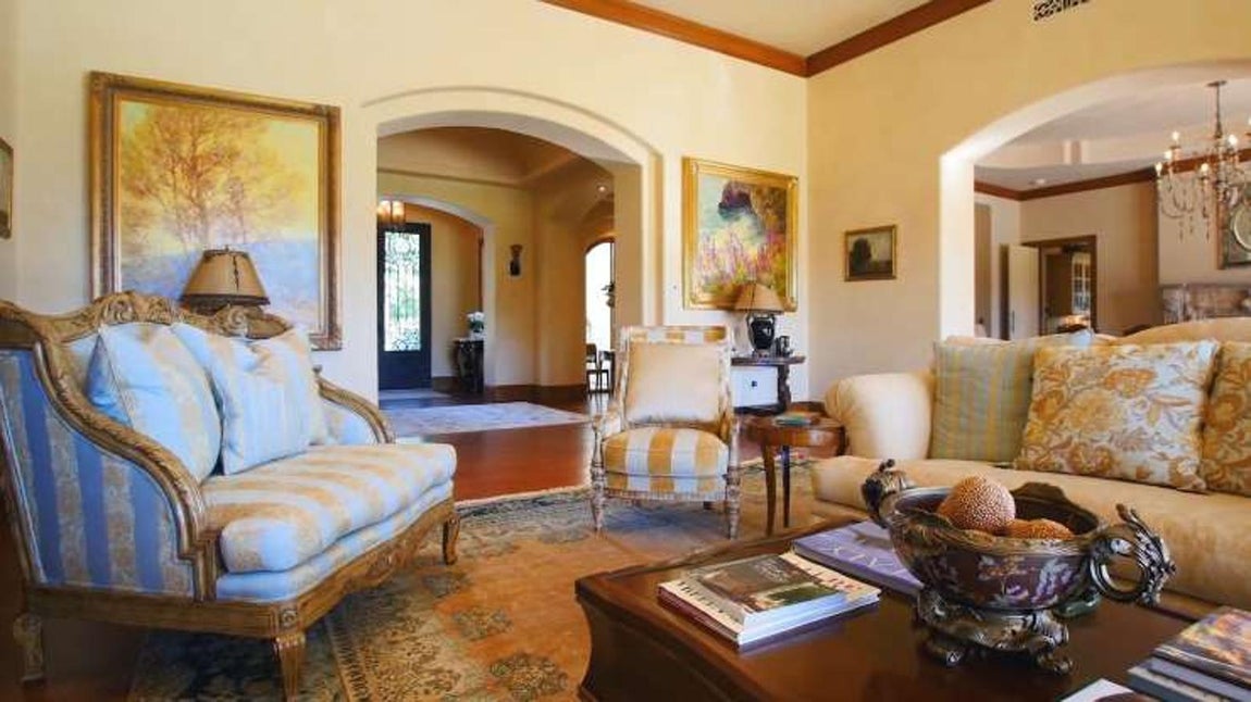 Sala de estar. La residencia, que tiene cerca de 822 metros cuadrados, está formada por seis habitaciones y seis baños. Toda la vivienda posee excelentes vistas así como luz natural, por lo que no es de extrañar que ambos consigan la inspiración que tanto buscan cuando se encuentran en la ciudad.