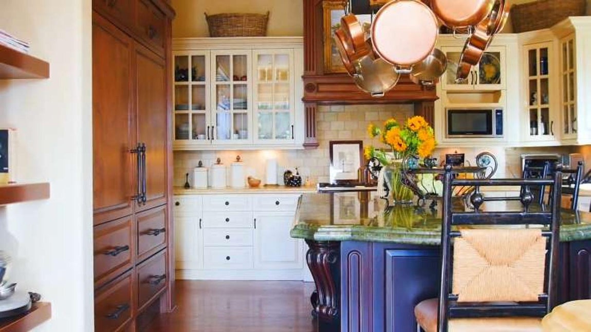 Cocina. Gracias a su enorme tamaño, la casa tiene también una casa de huéspedes apartada de la vivienda principal, así que sus hermanas y sobrinos podrán vivir ahí también cuando quieran. Consta de spa y jardín privado.