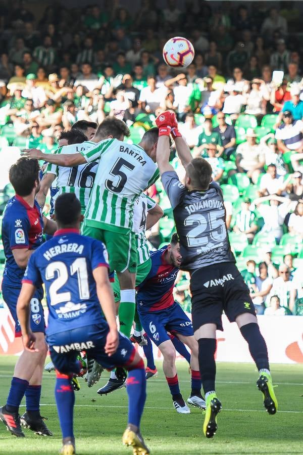 En imágenes, la victoria (2-1) del Betis ante el Huesca