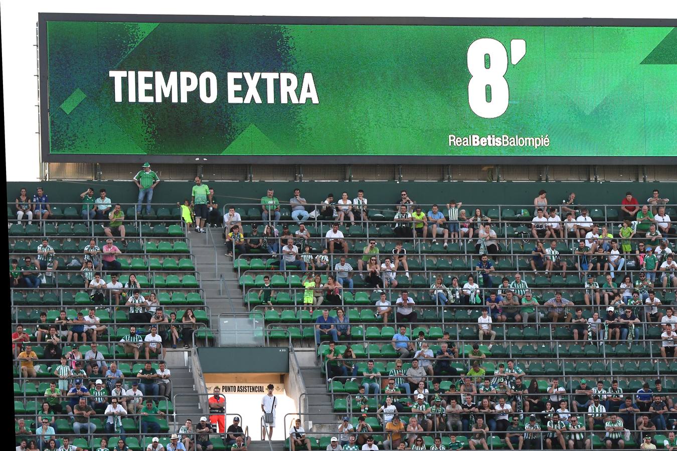 En imágenes, la victoria (2-1) del Betis ante el Huesca