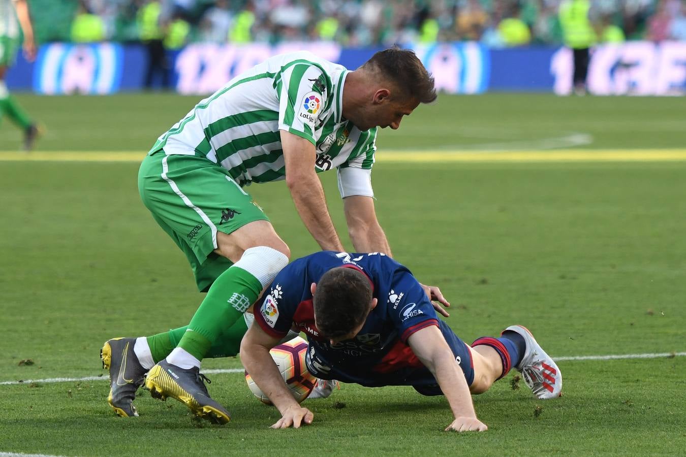 En imágenes, la victoria (2-1) del Betis ante el Huesca