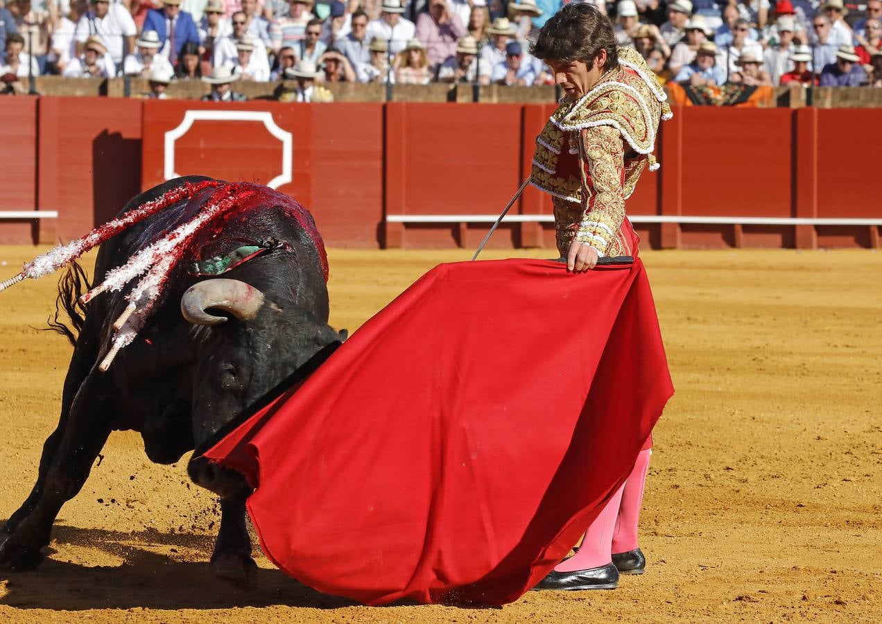 Los miuras ponen a prueba a Chacón, Castella y Moral en la Maestranza