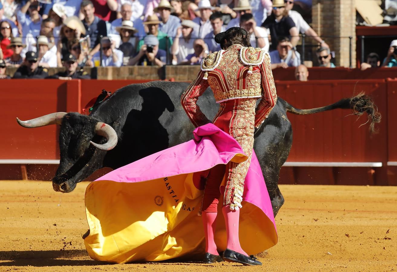 Los miuras ponen a prueba a Chacón, Castella y Moral en la Maestranza