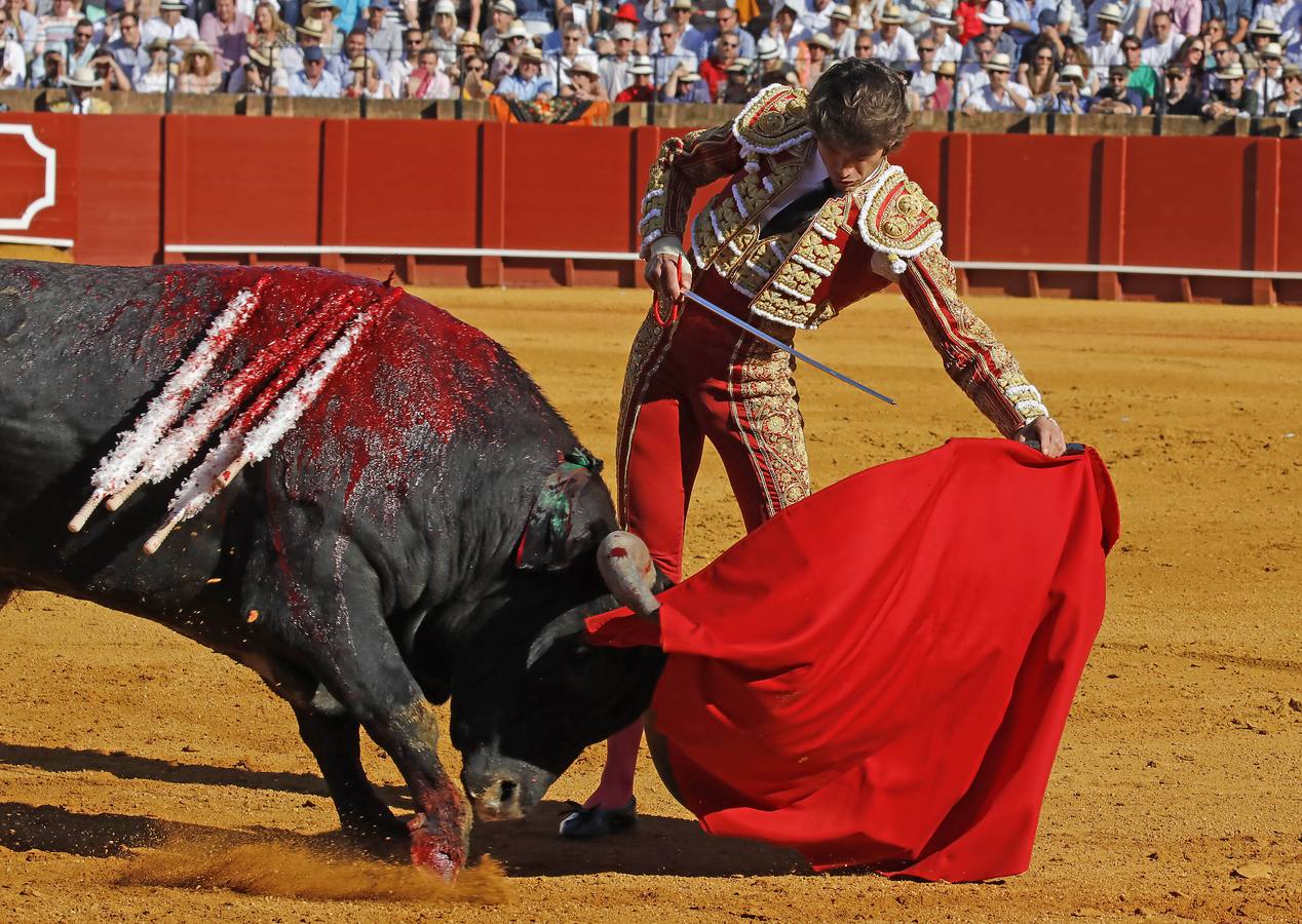 Los miuras ponen a prueba a Chacón, Castella y Moral en la Maestranza