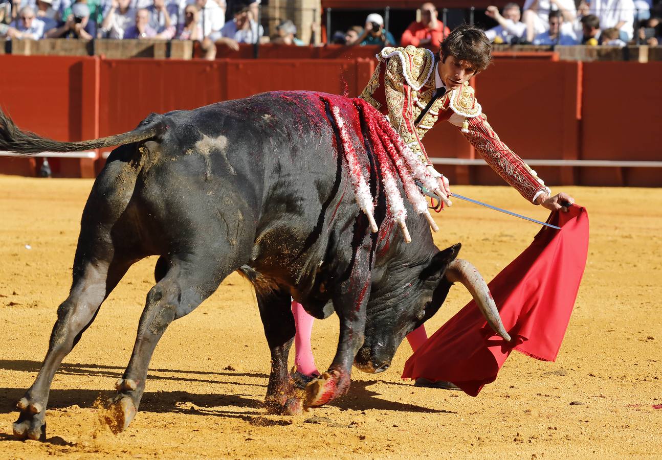 Los miuras ponen a prueba a Chacón, Castella y Moral en la Maestranza