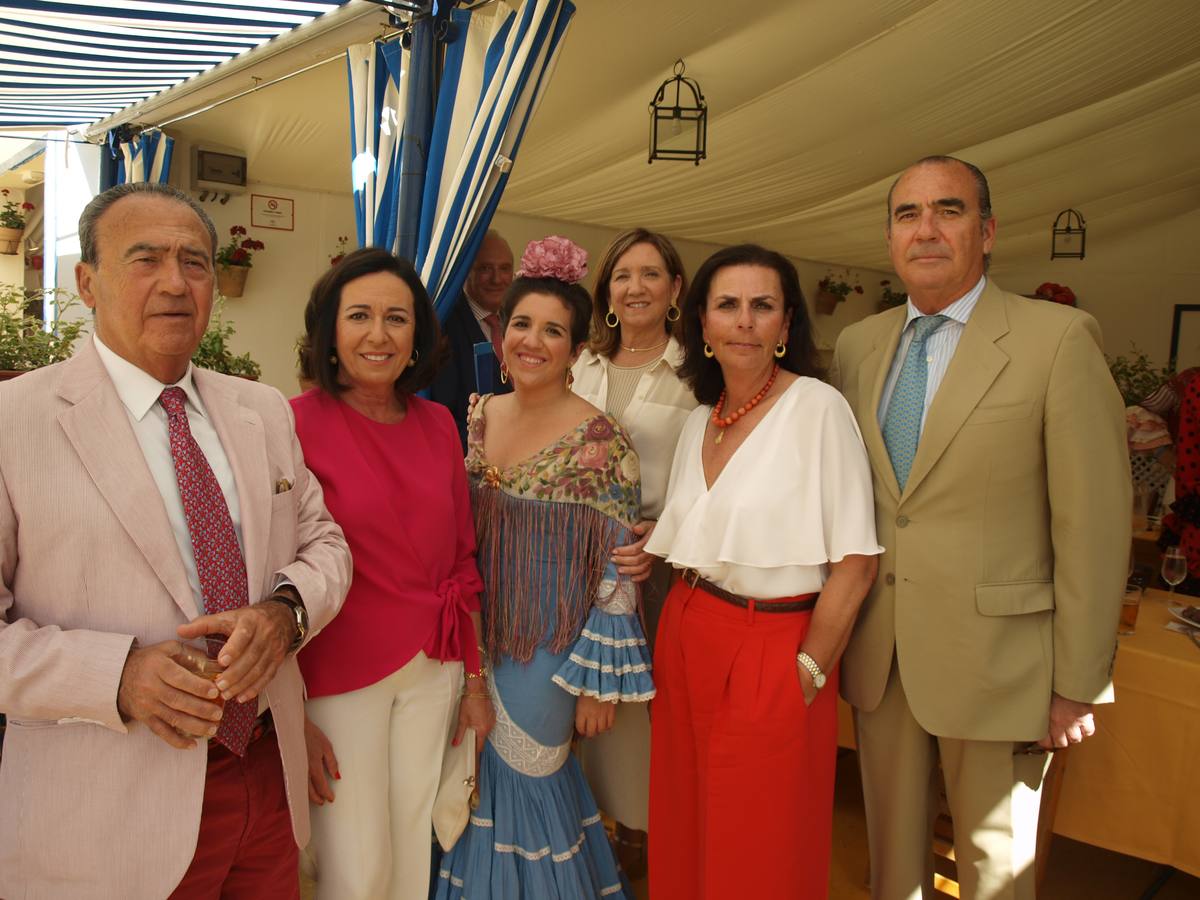 Señores de Morales con su hija María, Magdalena Marín, Cristina Saldaña y Salvador Morales