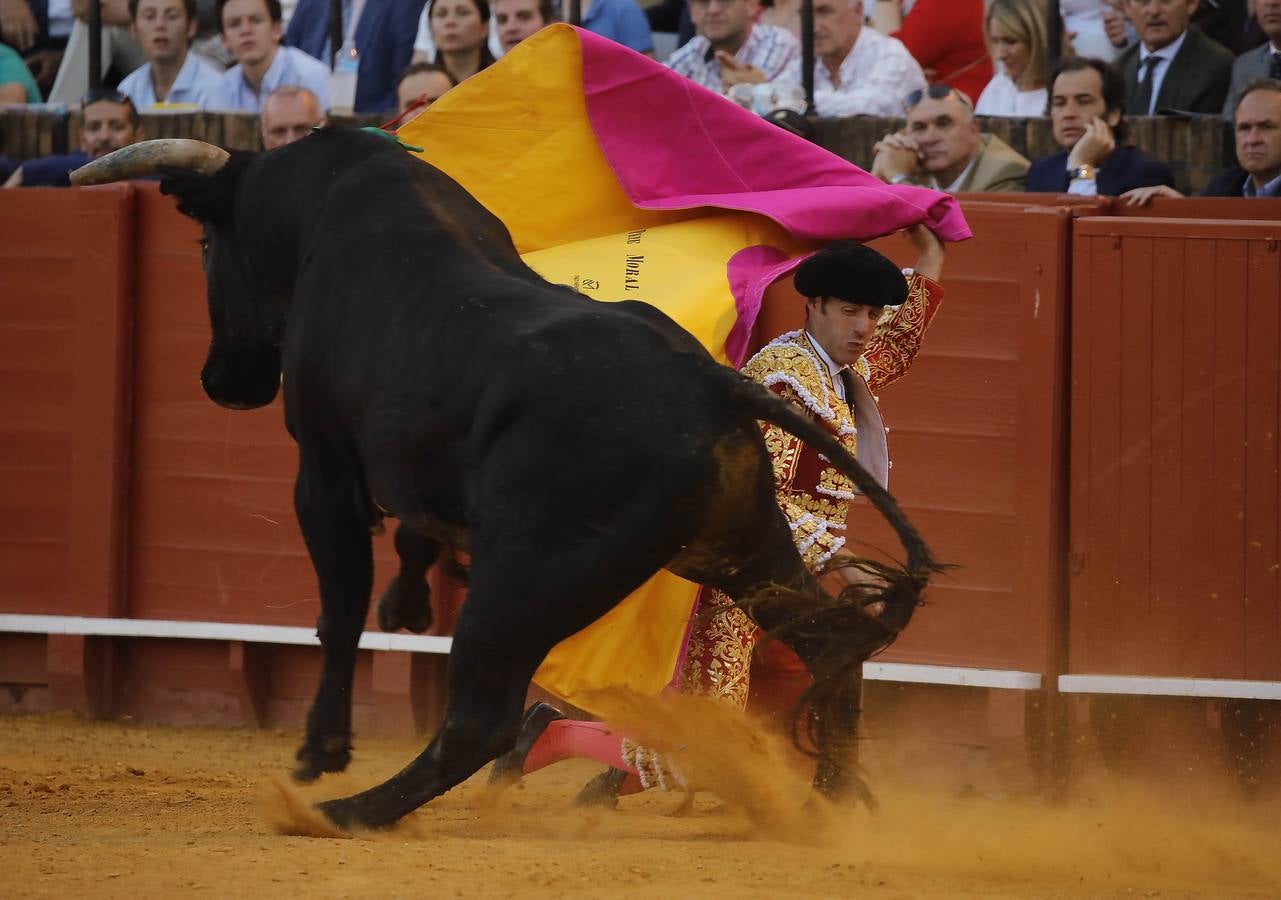 Los miuras ponen a prueba a Chacón, Castella y Moral en la Maestranza