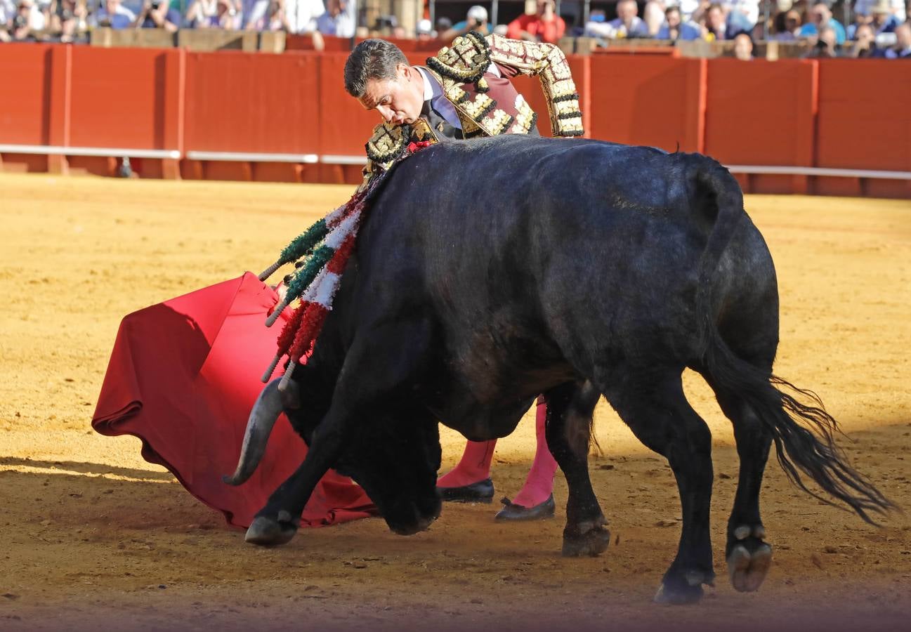 Los miuras ponen a prueba a Chacón, Castella y Moral en la Maestranza