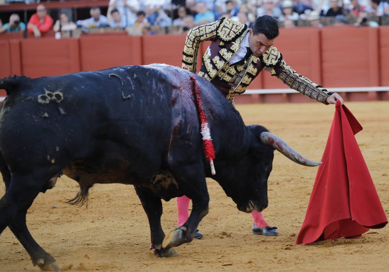 Los miuras ponen a prueba a Chacón, Castella y Moral en la Maestranza