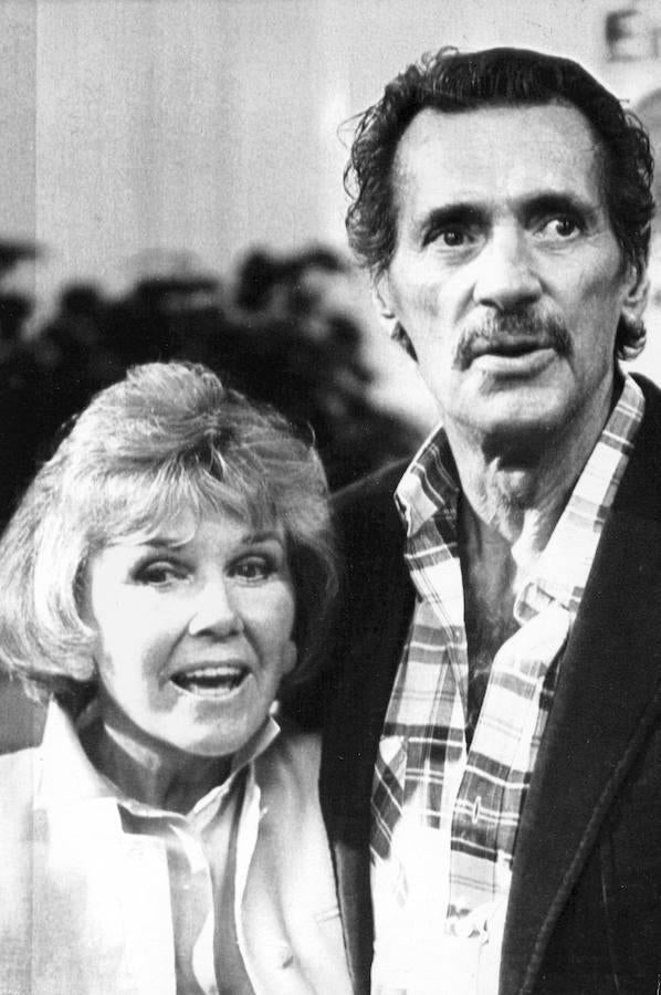 Rock Hudson posa junto a Doris Gray. 