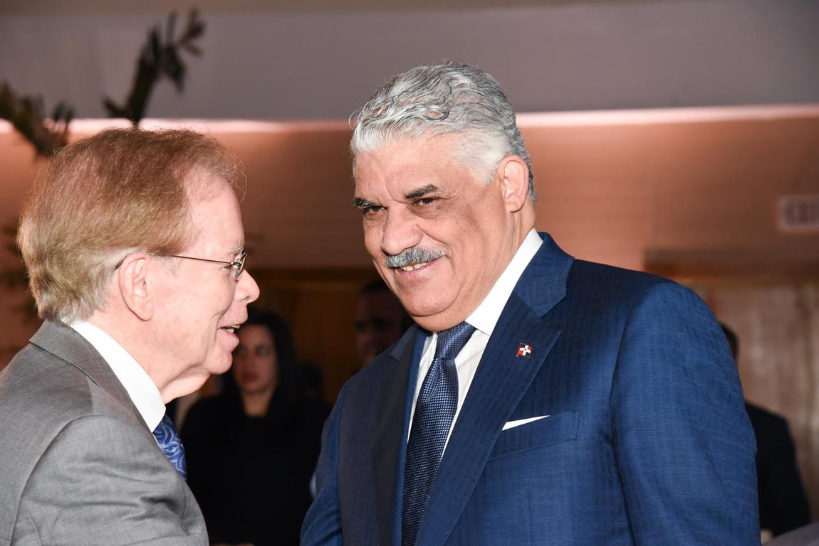 Foros ABC América. José Luis Corripio, toda una institución en República Dominicana, saluda a Miguel Vargas, ministro de Relaciones Exteriores