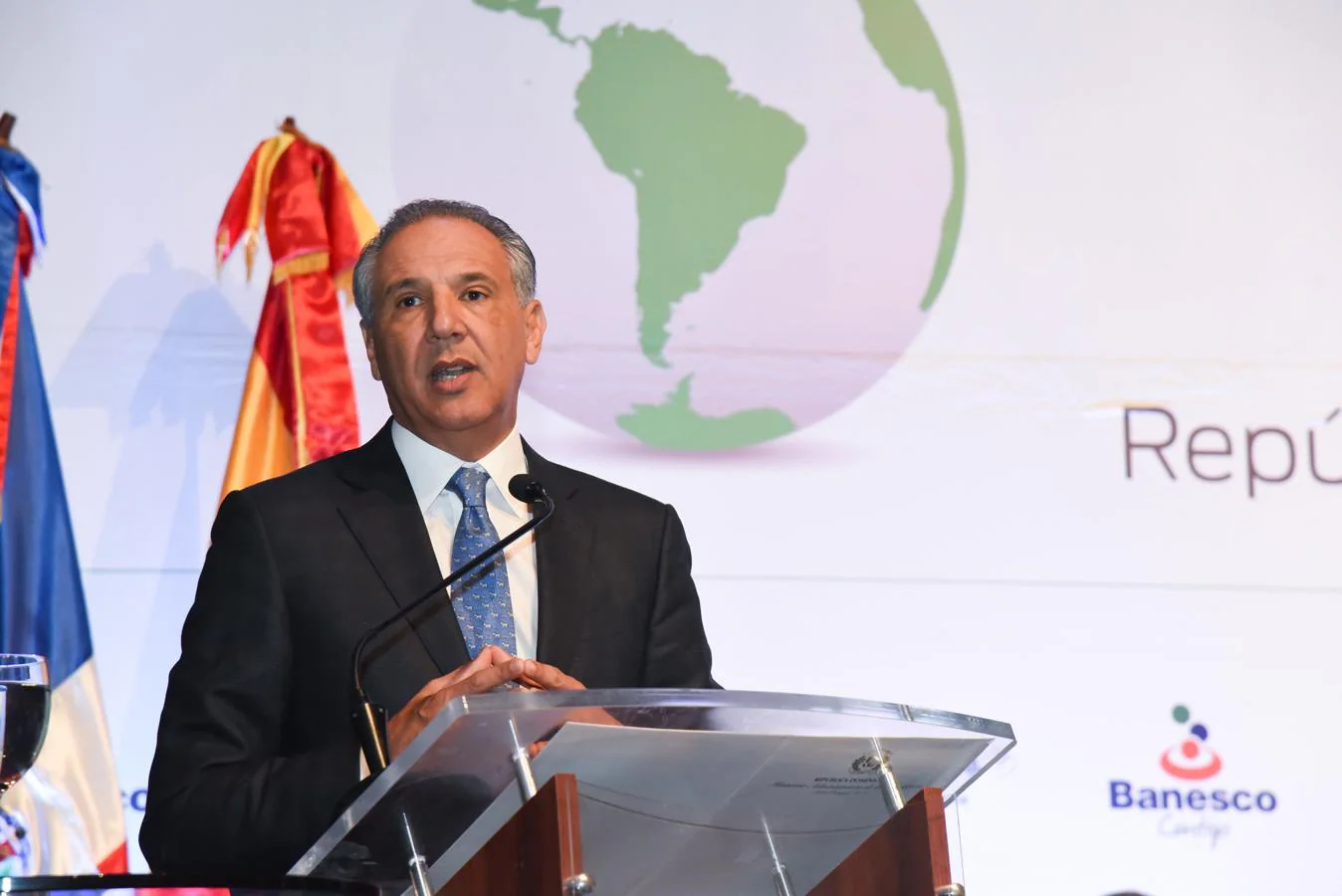 Foros ABC América. José Ramón Peralta, ministro administrativo de la Presidencia de la República Dominicana, interviene en una de las mesas redondas de la visita de los Foros ABC América a este país.