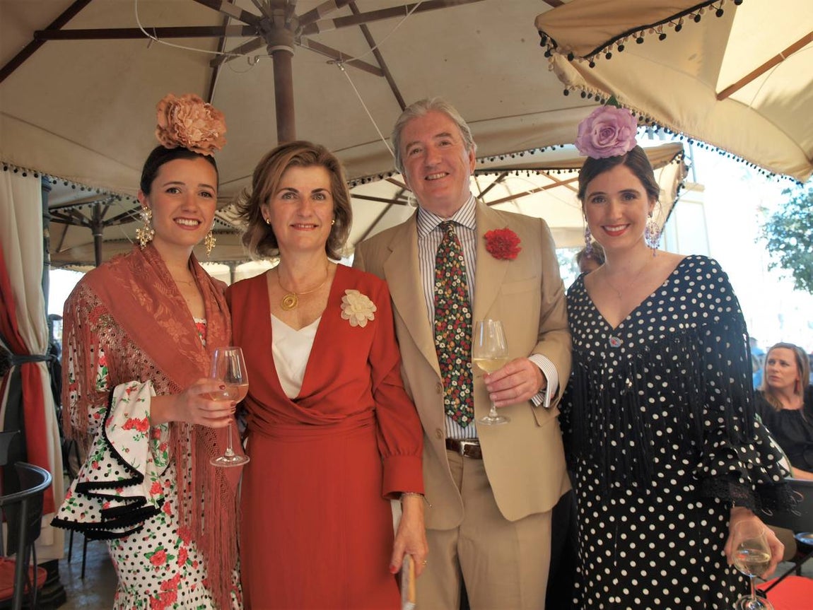 Señores de Rebuelta acompañados de sus hijas Cristina y Almudena Rebuelta Domecq en el templete